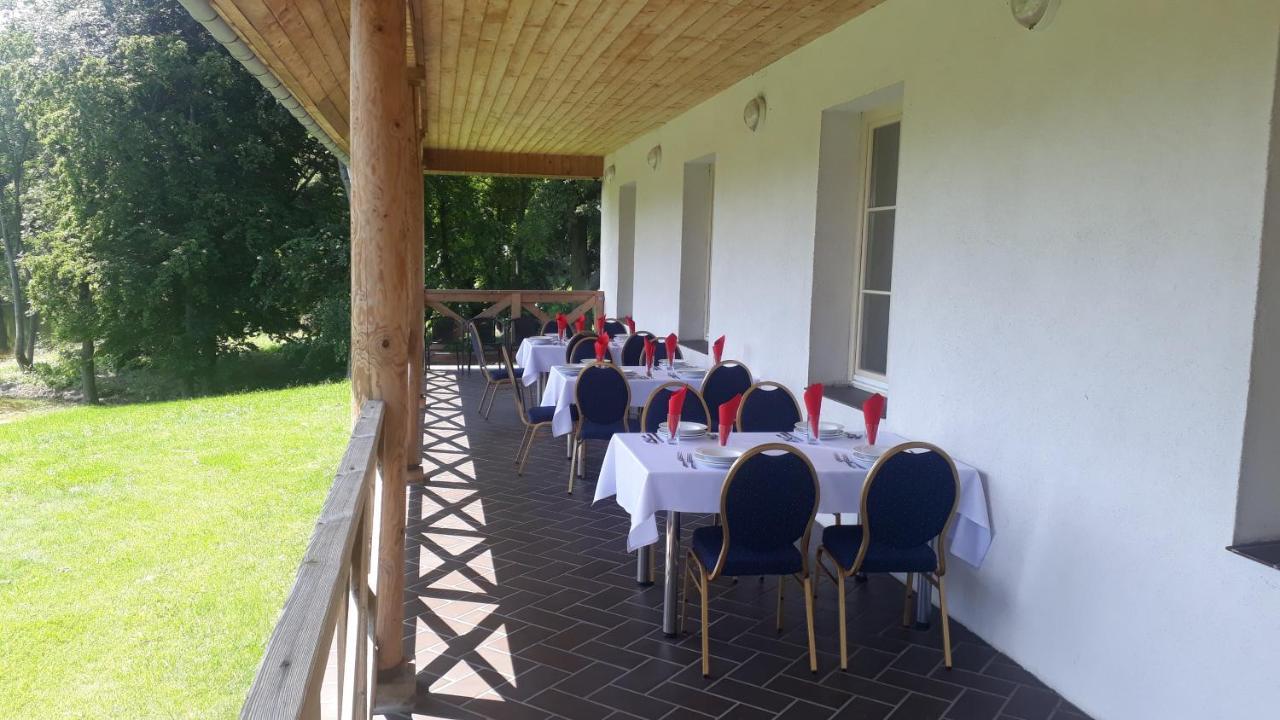 Dwor Strzyzew Bed & Breakfast Zelazowa Wola Eksteriør bilde