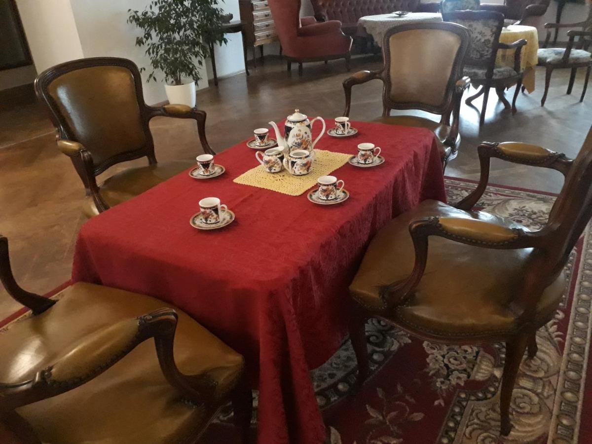 Dwor Strzyzew Bed & Breakfast Zelazowa Wola Eksteriør bilde