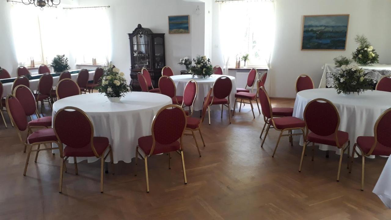 Dwor Strzyzew Bed & Breakfast Zelazowa Wola Eksteriør bilde