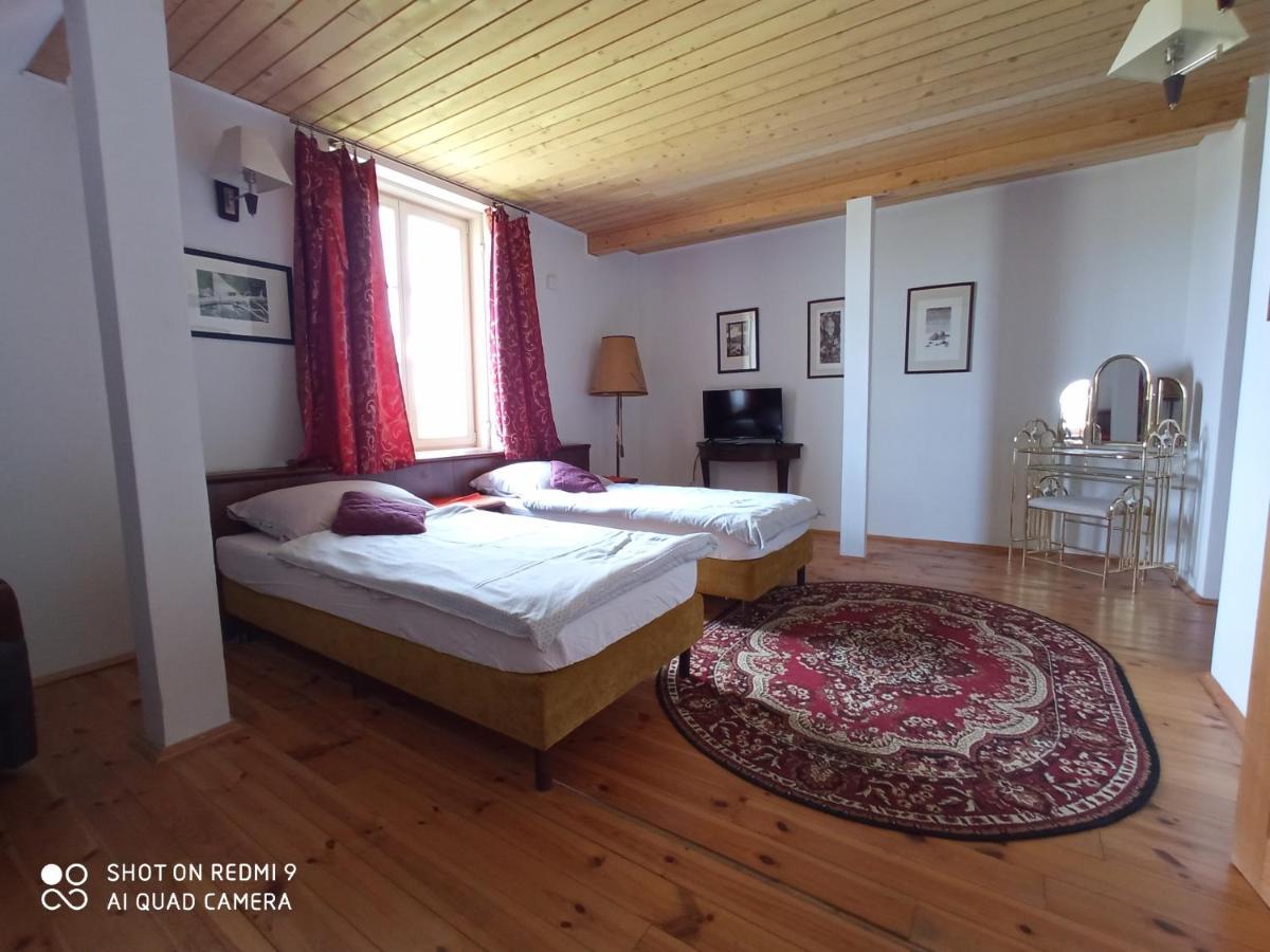 Dwor Strzyzew Bed & Breakfast Zelazowa Wola Eksteriør bilde