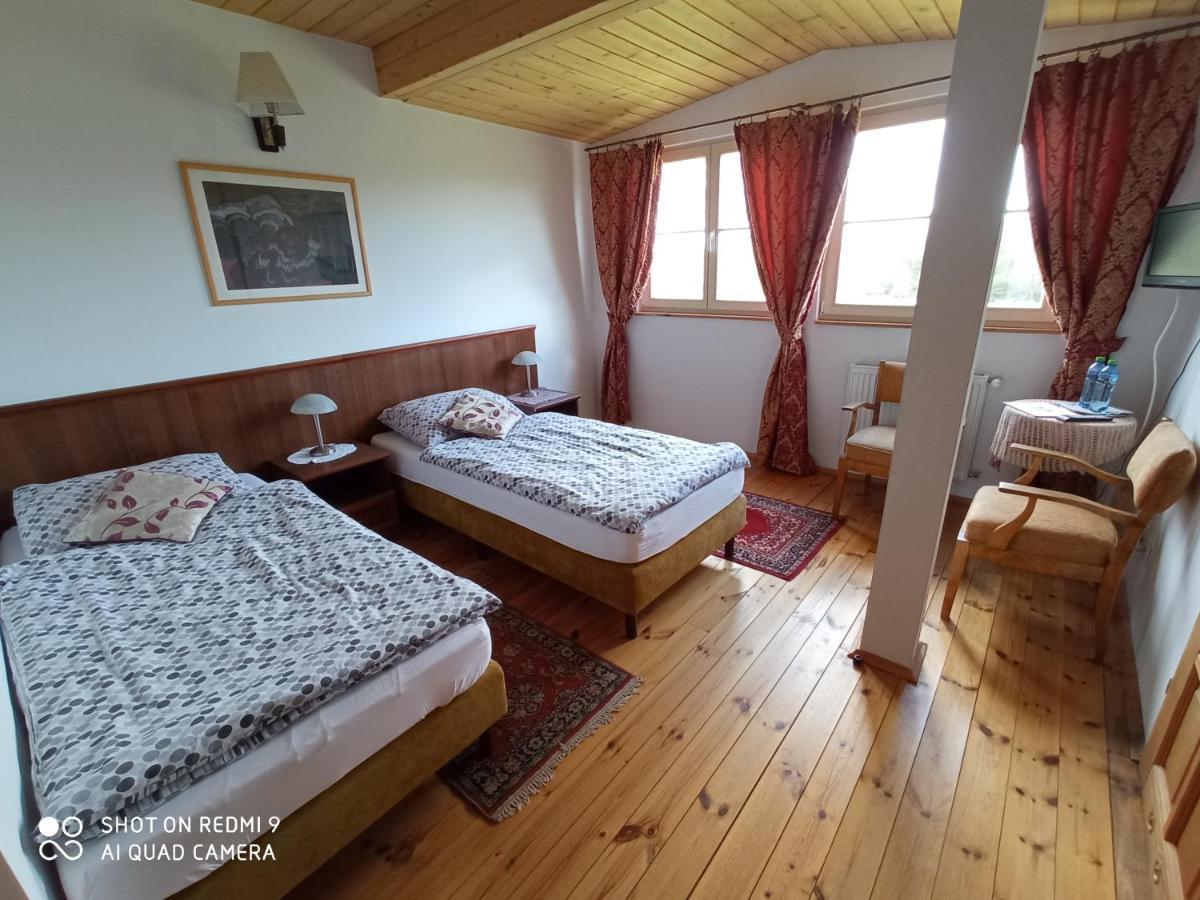 Dwor Strzyzew Bed & Breakfast Zelazowa Wola Eksteriør bilde