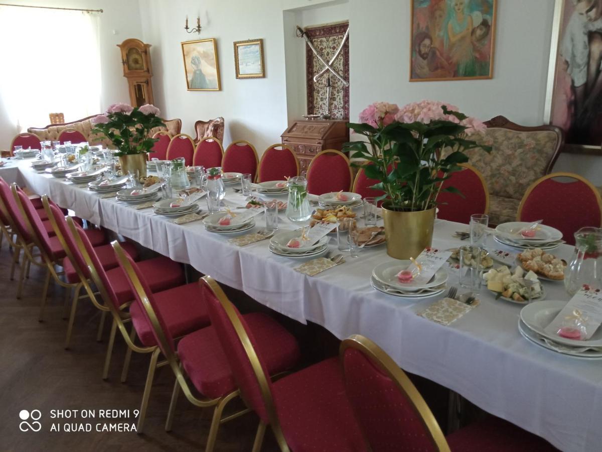 Dwor Strzyzew Bed & Breakfast Zelazowa Wola Eksteriør bilde