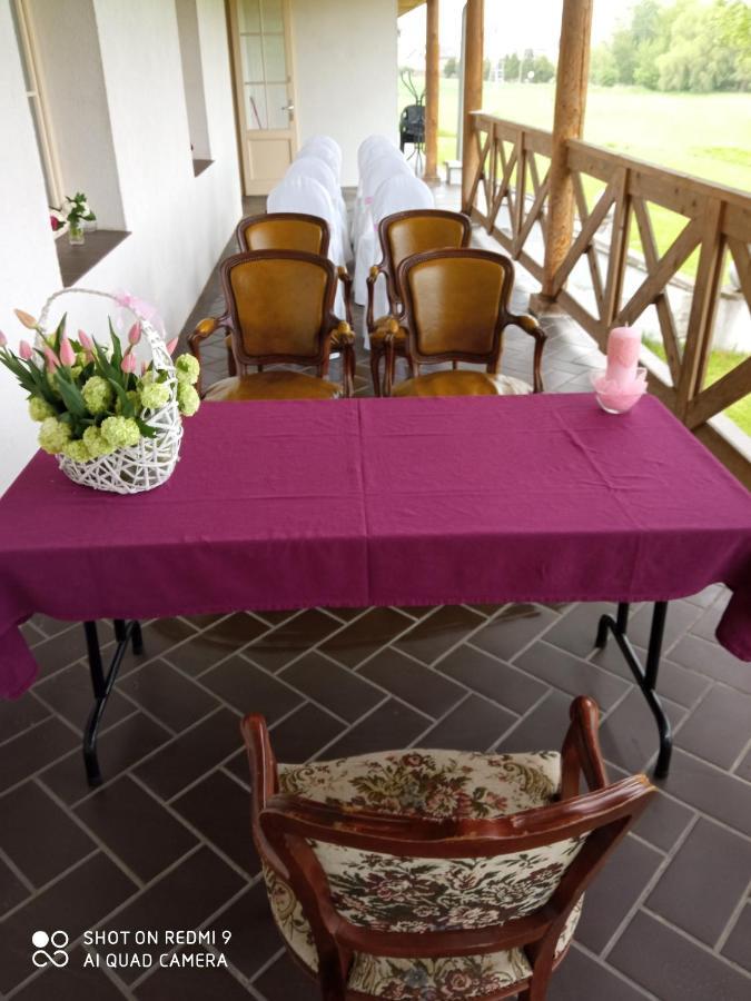 Dwor Strzyzew Bed & Breakfast Zelazowa Wola Eksteriør bilde