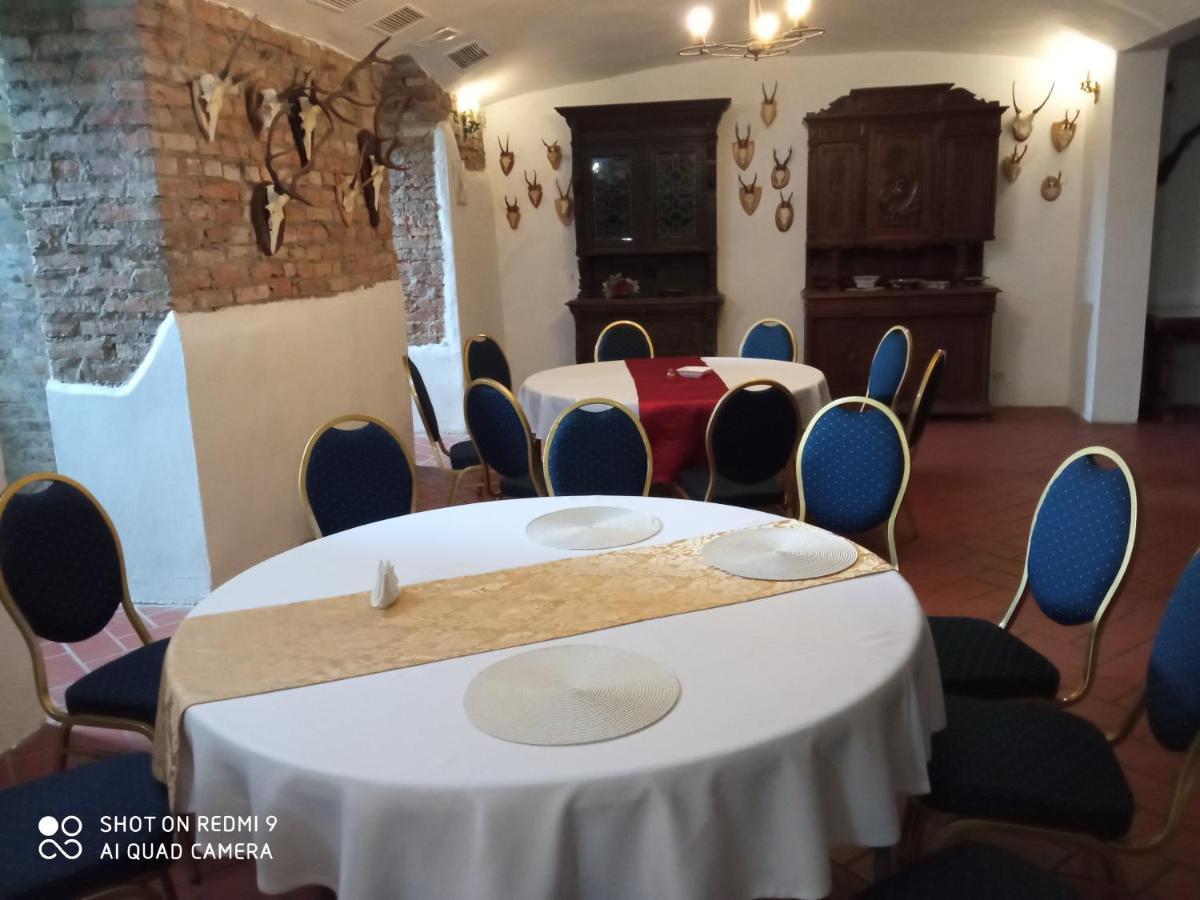 Dwor Strzyzew Bed & Breakfast Zelazowa Wola Eksteriør bilde