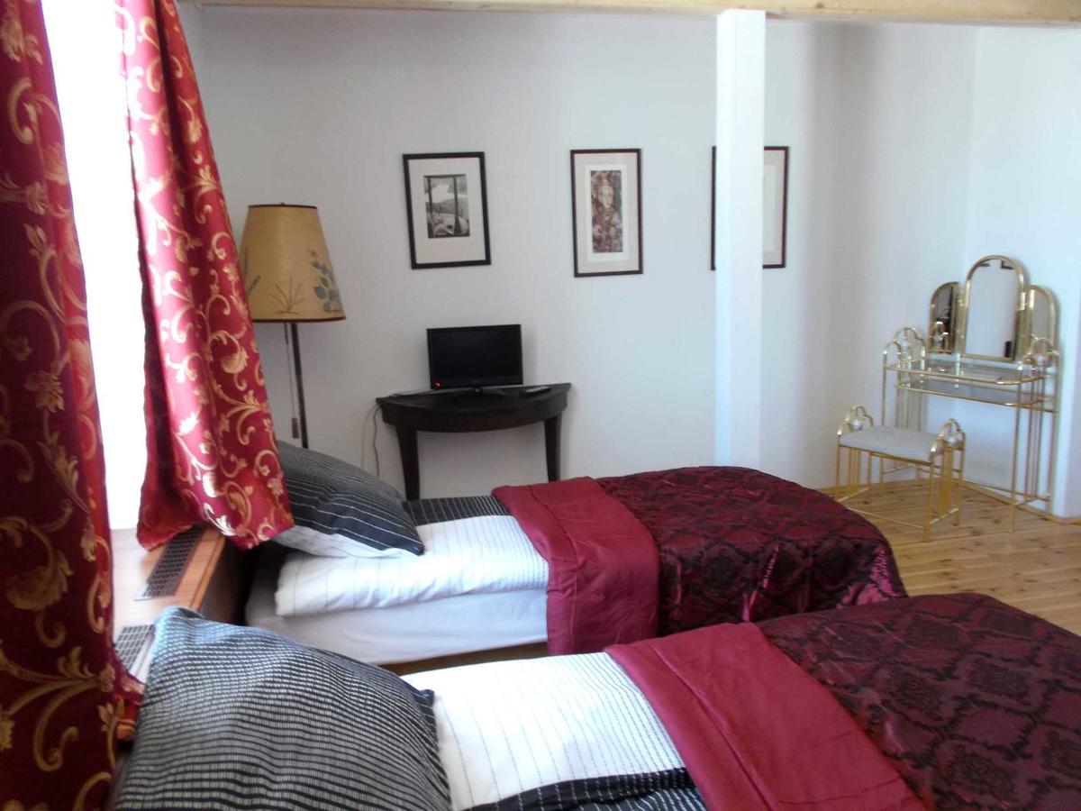 Dwor Strzyzew Bed & Breakfast Zelazowa Wola Eksteriør bilde