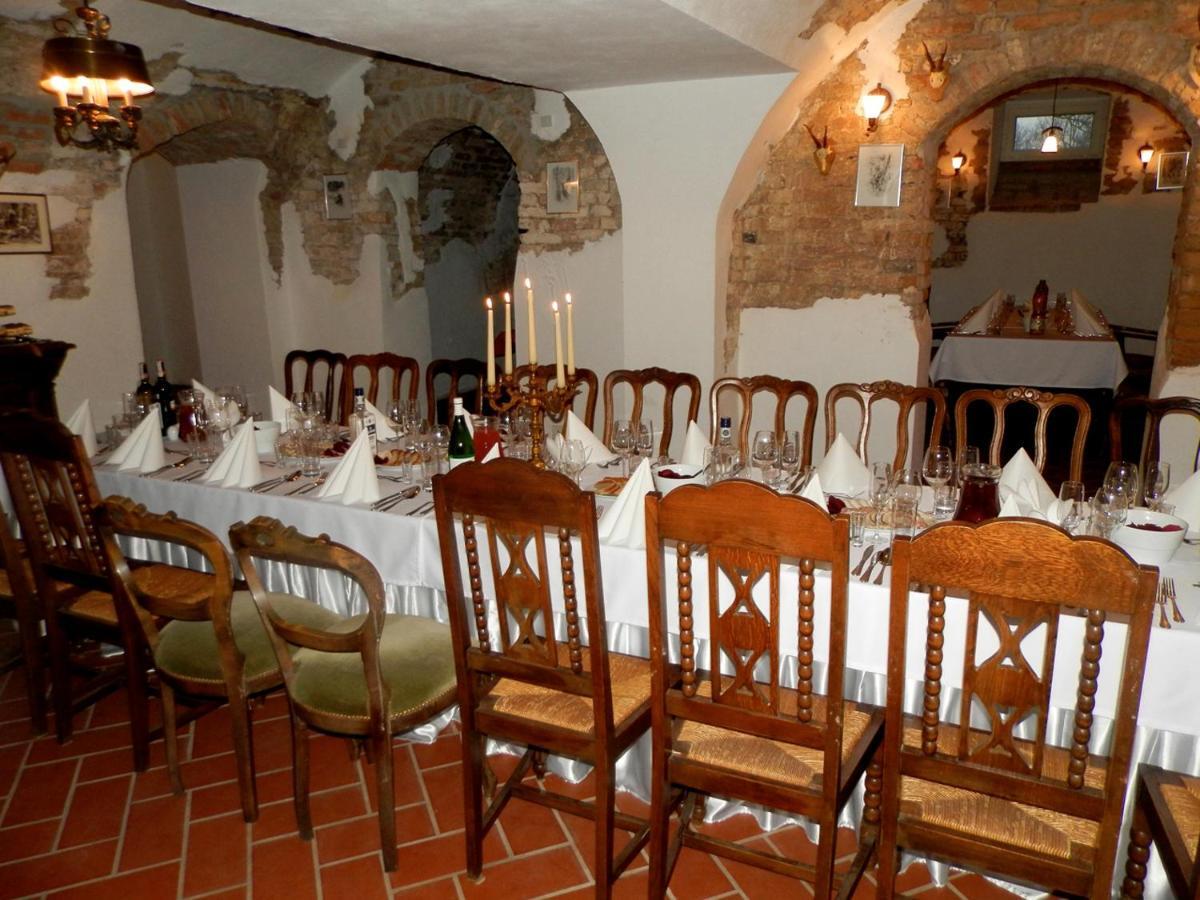Dwor Strzyzew Bed & Breakfast Zelazowa Wola Eksteriør bilde