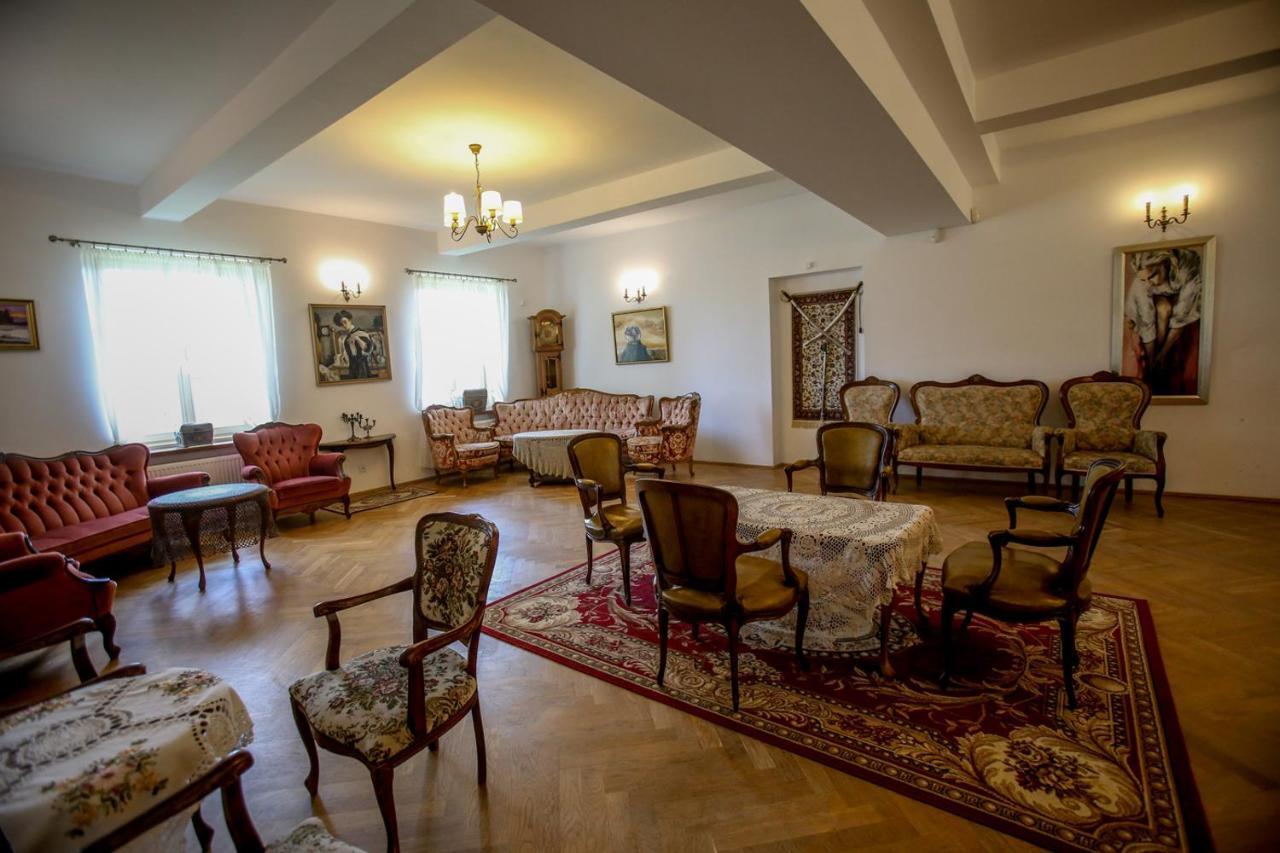 Dwor Strzyzew Bed & Breakfast Zelazowa Wola Eksteriør bilde